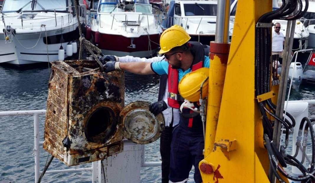 İstanbul'un utancı: Boğaz'ın altı adeta bir çöplük! Çamaşır makinesi, televizyon, araba lastiği... 4